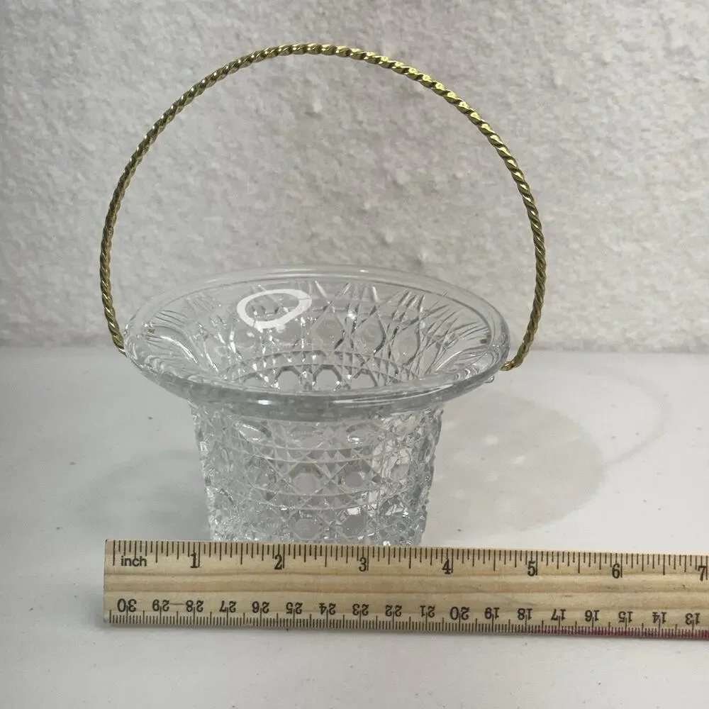 VTG Avon Fostoria Daisy & Button Pattern Mini Basket Candle Holder 6 1/4